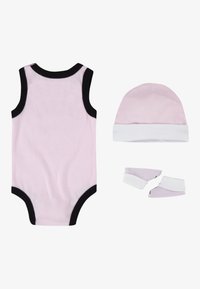 Lyserød ærmeløs bodysuit med sort kant, matchende lyserød hat med hvid manchet, og et par lyserøde stømper med hvid kant. Blødt bomuldsmateriale.