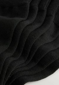 Čierny pletený textil s ribovaným vzorom, ktorý obsahuje striedajúce sa hladké a textúrované časti, pričom zvýrazňuje mäkký, mierne chlpatý povrch.
