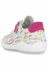 Białe sneakersy z wielokolorowym wzorem tekstowym, różowy akcent na pięcie, zamek błyskawiczny i teksturowana gumowa podeszwa.
