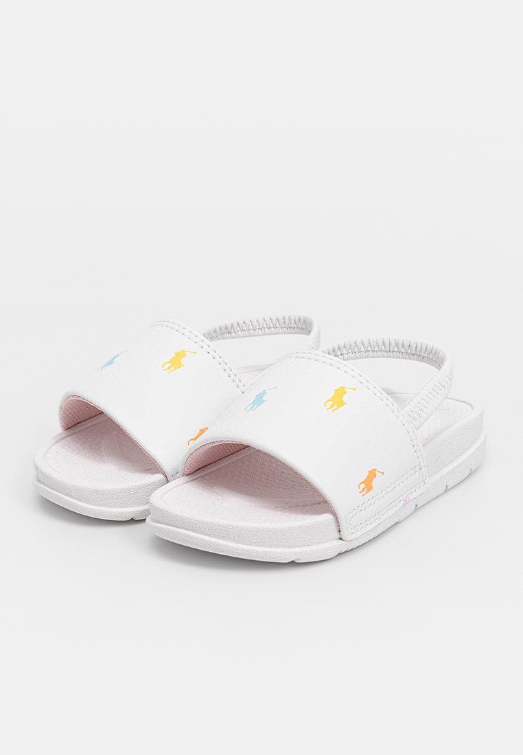Sandales blanches pour tout-petits avec une sangle arrière élastique et des logos de joueur de polo multicolores sur la large bande avant, semelle intérieure texturée et semelle rembourrée.