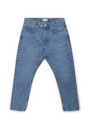 Jean en denim bleu clair avec une coupe droite, style cinq poches, couture visible et fermeture à bouton classique à la taille.