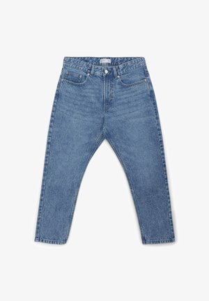 Jean en denim bleu clair avec une coupe droite, style cinq poches, couture visible et fermeture à bouton classique à la taille.