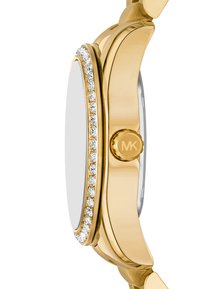 Złoty zegarek o polerowanym wykończeniu, ozdobiony rzędem przezroczystych kryształków wokół tarczy, z okrągłą kopertą i grawerowaną koroną.