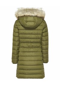 Olivgrön vadderad jacka med avtagbar faux fur-huva, vertikalt quiltad design och ribbade ärmavslut. Bakvyn visar den släta tygstrukturen.