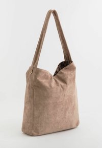 Brun suedetote bag med en blød tekstur, der har en dyb, åben top og et leopardprintet interiør. Omfatter lange, flade skulderremme.