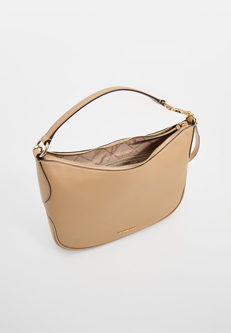 Bolso de hombro de piel beige de Michael Kors con cremallera dorada, correa simple y forro interior de tela con la marca.