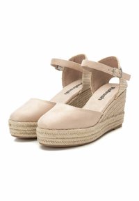 Sandalias de cuña beiges con parte superior de ante suave, correa ajustable y plantilla de yute trenzado; punta redondeada y suela plana de goma.
