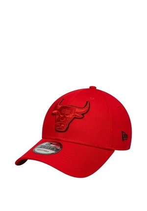 Gorra de béisbol roja ajustable con un logo en relieve de la cabeza de un toro bordado en negro en la parte delantera y un logo de la marca en el lateral.