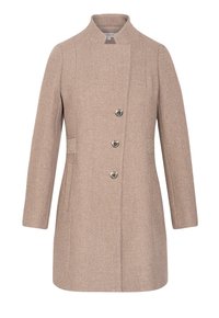 Abrigo beige hecho de una tela texturizada con un cuello alto, que cuenta con tres botones frontales, dos bolsillos laterales y sutiles acentos laterales.