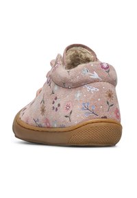 Stivale in suede rosa con motivo floreale, dotato di una fodera morbida, suola in gomma e punta rotonda. Presenta lacci e un'altezza bassa alla caviglia.