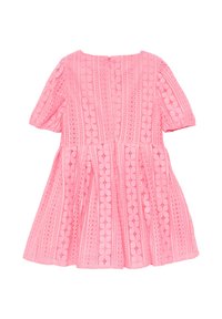 Robe en dentelle rose avec manches courtes, motif texturé de cercles et de rayures, jupe évasée, fermeture éclair au dos et intérieur doublé.