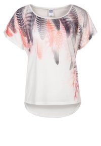 Bílý tričko s krátkými rukávy, s barevným potiskem péřím v odstínech růžové, černé a šedé. Zaoblený lem s volným střihem.