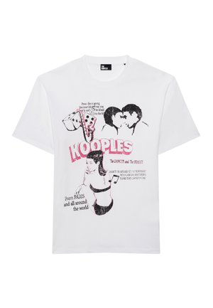 Balta medvilninė marškinėliai su juodais ir rožiniais grafikos atspaudais, vaizduojančiais porą, moterį su viršūne, ir teksto elementais. Trumpi rankovės, apvalus iškirpimas.