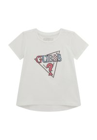 Camiseta de algodón orgánico blanca con mangas cortas, que presenta un logotipo "GUESS" multicolor en un diseño de triángulo y detalles de acento.