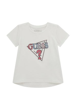 Camiseta de algodón orgánico blanca con mangas cortas, que presenta un logotipo "GUESS" multicolor en un diseño de triángulo y detalles de acento.