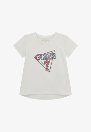 Hvid økologisk bomulds-t-shirt med korte ærmer, prydet med et multicoloreret "GUESS" logo i et trekantet design og detaljer i akcentfarver.
