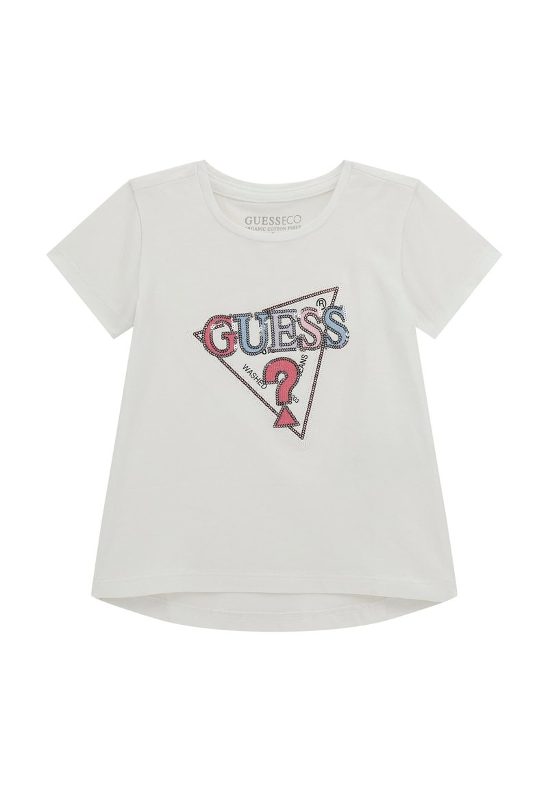 Camiseta de algodón orgánico blanca con mangas cortas, que presenta un logotipo "GUESS" multicolor en un diseño de triángulo y detalles de acento.