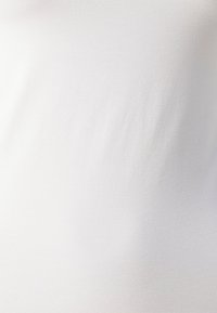 Hvit bomullsstoff med en glatt tekstur, som viser subtile variasjoner i overflaten og en svak glans. Ingen synlige mønstre eller design.