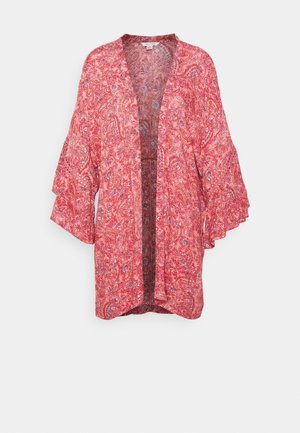 Czerwony kimono z wzorem paisley, otwarty z przodu, z szerokimi rękawami do łokcia i luźnym krojem.