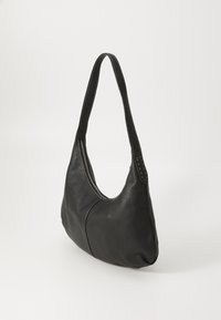 Borsa a tracolla in pelle nera con design curvo, dotata di una singola tracolla, cuciture visibili e apertura con zip. Texture liscia.