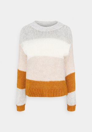 Pull à manches longues en maille épaisse avec de larges rayures horizontales en gris, blanc, beige et orange brûlé sur un fond uni.