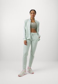 adidas Sportswear ESSENTIALS 3-STRIPES - Trenirka - linen green/white