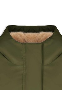 Olivově zelená péřová bunda s límcem z béžového kožešinového podšívky. Hladký vnější materiál s švem podél zipové oblasti.
