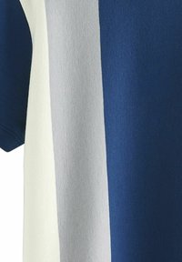 Korte mouw top met marineblauwe, grijze en crèmekleurige strepen; gladde textuur; zachte gebreide stof; schuin naaddetail op de schouder.