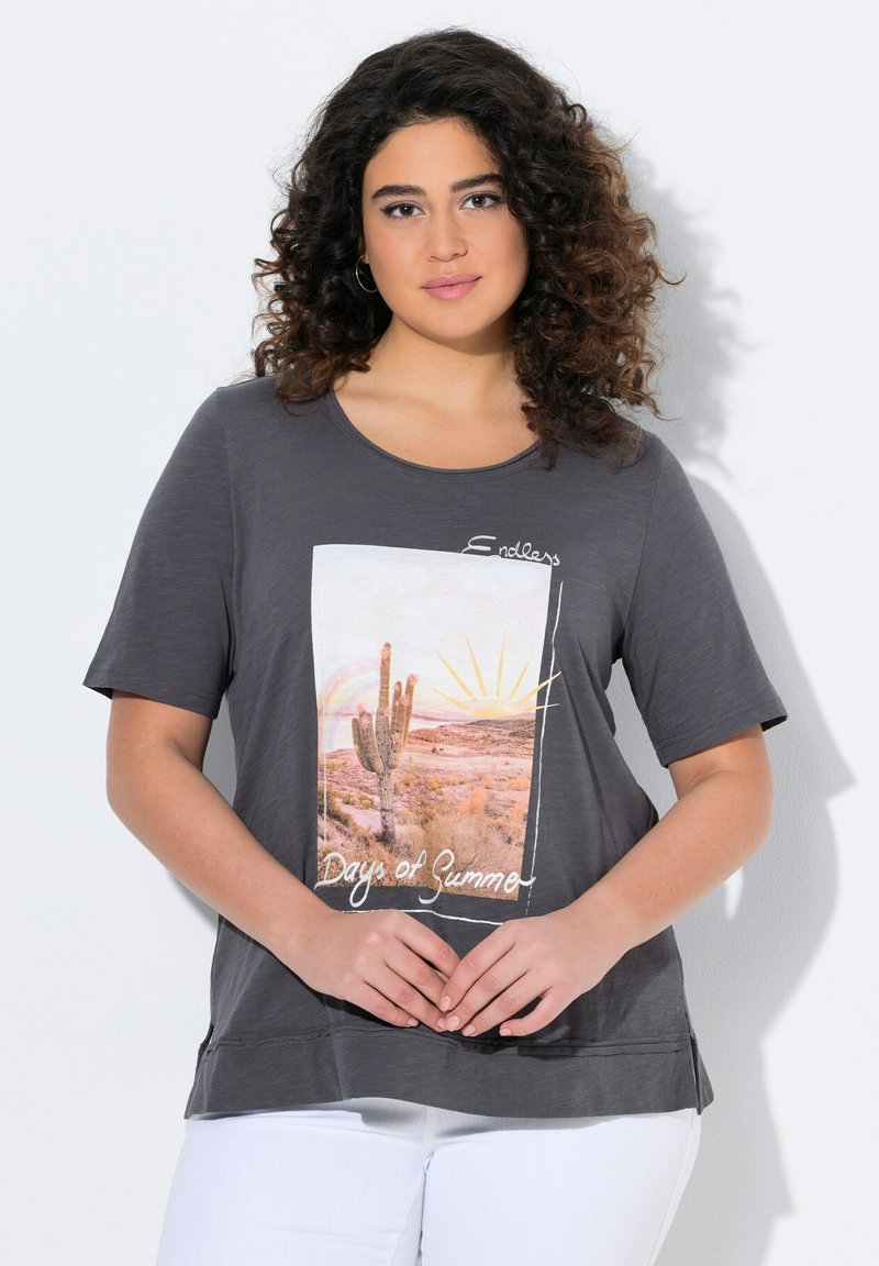 Donkergrijze t-shirt met korte mouwen, voorzien van een kleurrafisch van de woestijn en de tekst "Eindeloze Dagen van Zomer" in het wit. Zacht materiaal.