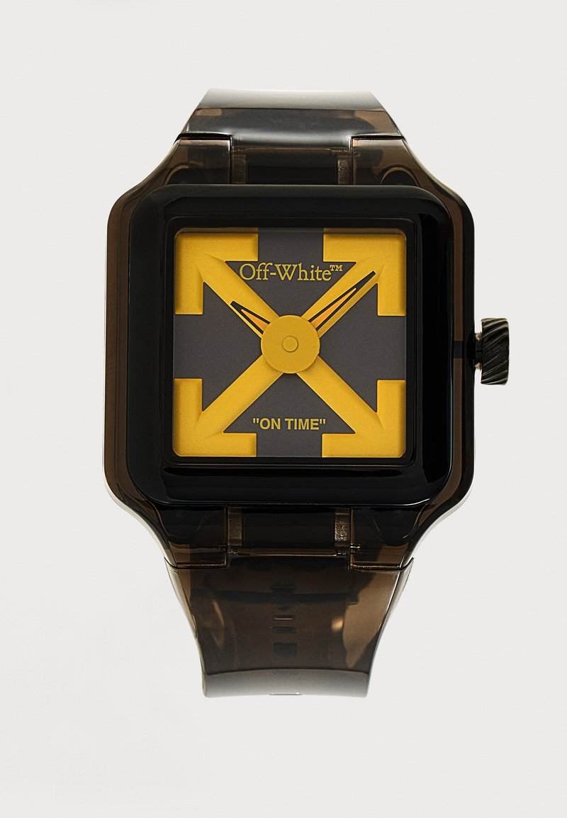 Montre-bracelet carrée noire et jaune Off-White avec un design audacieux de flèche sur le cadran, bracelet noir translucide et texte "ON TIME" sous le centre.