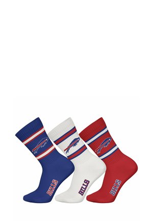 Drei Paar Crew-Socken: blau mit roten und weißen Streifen, weiß mit roten und blauen Streifen und rot mit blauen und weißen Akzenten. Jedes Paar zeigt ein Logo.