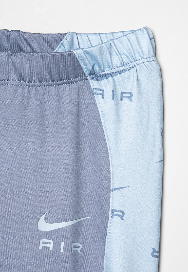 Shorts de sport bleus avec un panneau latéral gris. Fabriqués en tissu lisse, avec le texte "AIR" et un logo Nike en gris clair à l'avant.