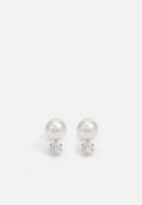 Orecchini in perle con una perla bianca liscia e rotonda, accompagnata da una piccola strass trasparente al di sotto, montati in una struttura in tono argento.