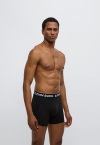 Μαύρα μποξεράκια με ελαστική μέση και το λογότυπο "BJÖRN BORG". Το ύφασμα φαίνεται απαλό με εφαρμοστή σχεδίαση.