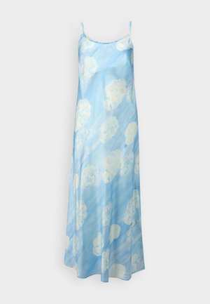 Vestido azul claro con tirantes finos, que presenta un patrón de nubes en suave blanco y toques de colores pastel, con una textura lisa similar a la seda.