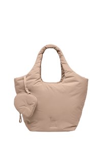 Beige polstret shopper taske med brede håndtag og en lille hængende hjerteformet pung, ensfarvet baggrund, ingen synlige mønstre eller logoer.
