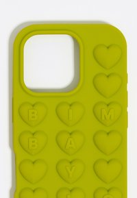 Zielony silikonowy etui na telefon z serduszkowymi akcentami i wytłoczonymi literami, które spellują "JESTEM DZIECKIEM". Posiada prostokątny wycięcie na aparat.