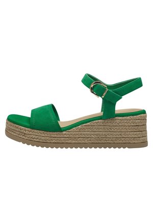 Sandalia de cuña verde con suela de yute trenzada, tira abierta en la punta y correa ajustable en el tobillo con hebilla dorada sobre fondo blanco.