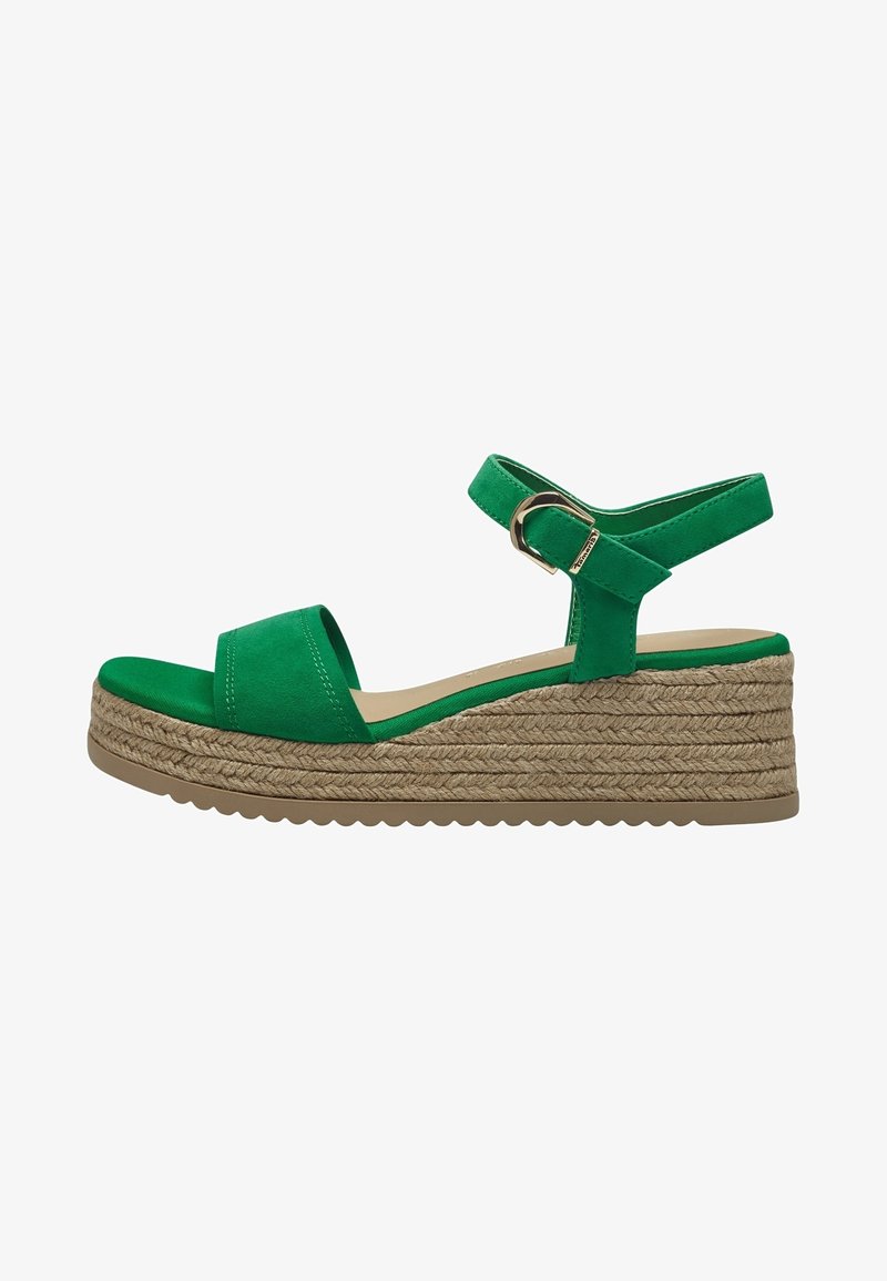 Sandale compensée verte avec semelle en jute tressé, bride ouverte à l'avant et bride de cheville ajustable avec boucle dorée sur fond blanc.