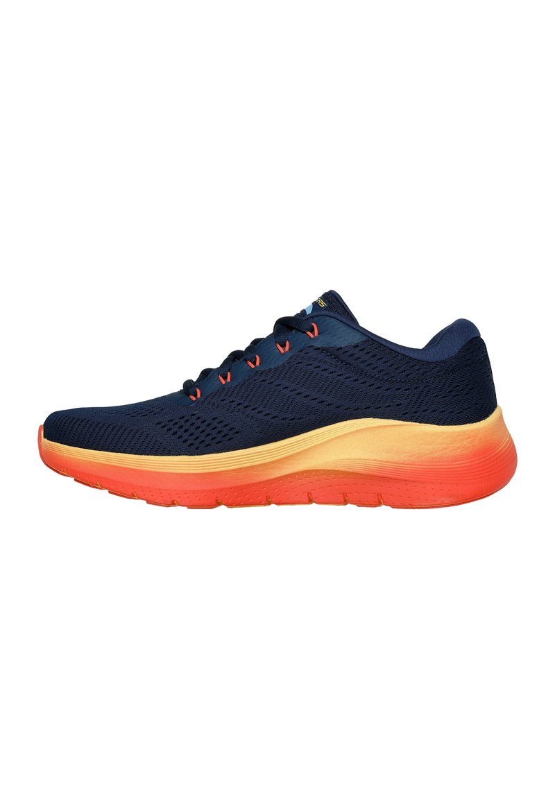 Scarpe da ginnastica sportive in rete navy con dettagli arancioni e suola sfumata che passa dal giallo all'arancione. Presentano un design con lacci e un colletto imbottito.