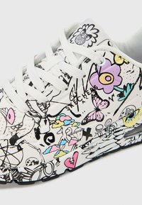 Witte sneakers met een gemengd grafisch patroon van bloemen, vlinders en abstracte ontwerpen, met ronde veters en een gestructureerde zool.