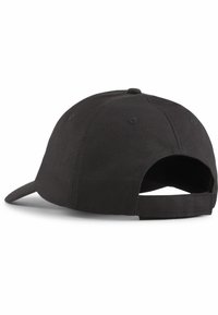 Gorra de béisbol negra con visera curvada, correa ajustable en la parte posterior y tela texturizada. Sin logotipos ni patrones visibles.