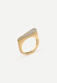 Goldring mit einem horizontalen Design, das eine Reihe kleiner klarer Edelsteine zeigt, die oben eingesetzt sind. Glatte Oberfläche des Bandes und geometrische Form.