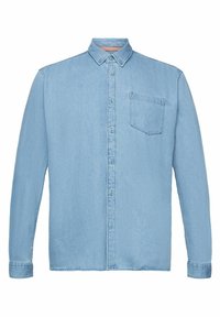 Camisa de mezclilla azul claro con cuello abotonado, botones completos en la parte frontal, mangas largas y un bolsillo único en el pecho. Textura suave, diseño casual.