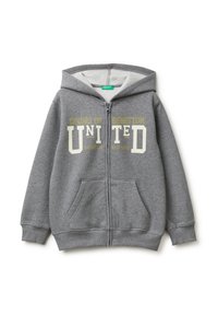 Šedá mikina na zip s přední kapsou, na které je výrazný text "BARVY BENETTON UNITED" v žluté a bílé barvě. Měkká tkanina a design s kapucí.