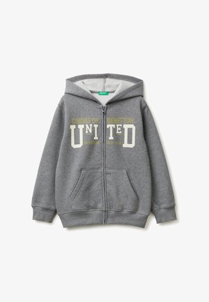 Felpa grigia con zip e tasca frontale, caratterizzata da un testo in bold "COLORS OF BENETTON UNITED" in giallo e bianco. Tessuto morbido, design con cappuccio.