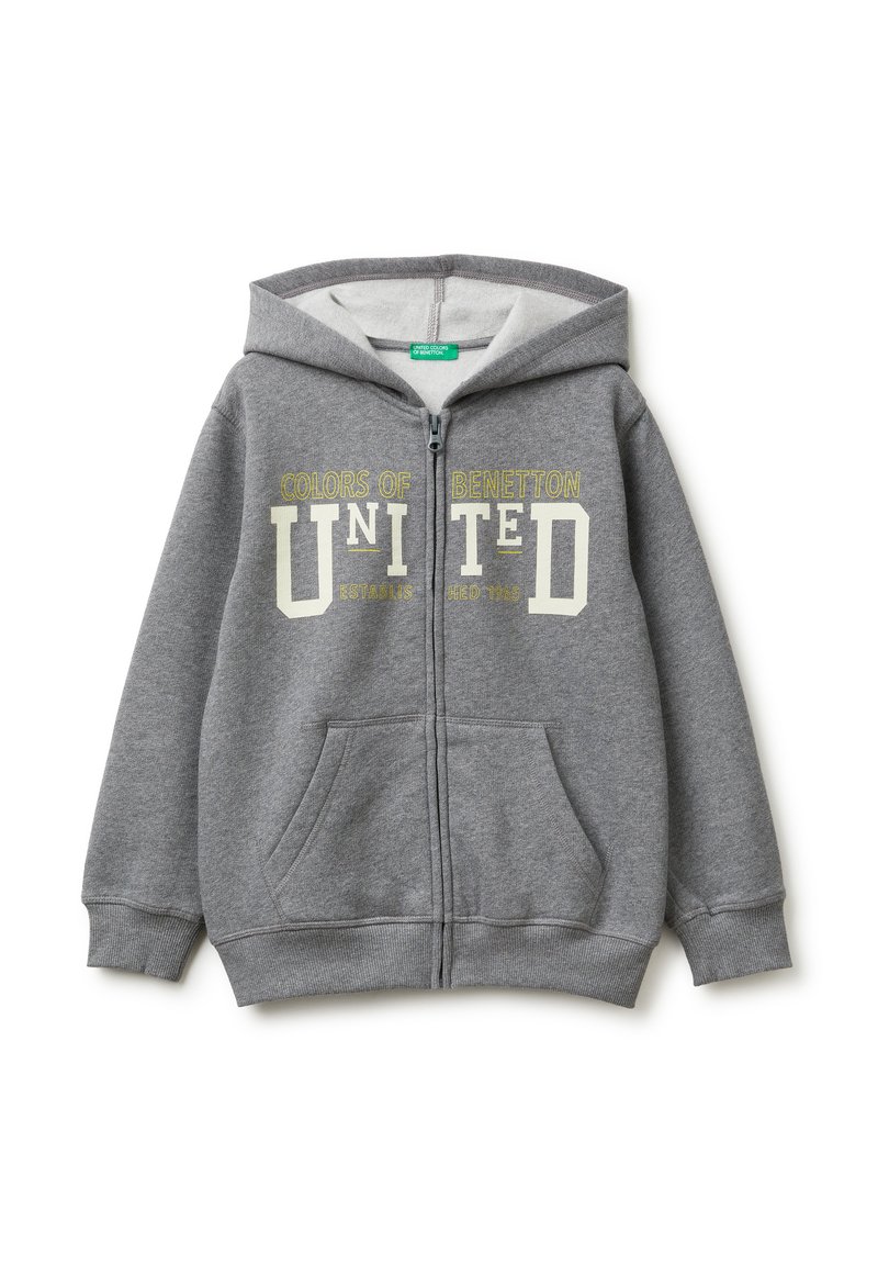 Šedá mikina na zip s přední kapsou, na které je výrazný text "BARVY BENETTON UNITED" v žluté a bílé barvě. Měkká tkanina a design s kapucí.