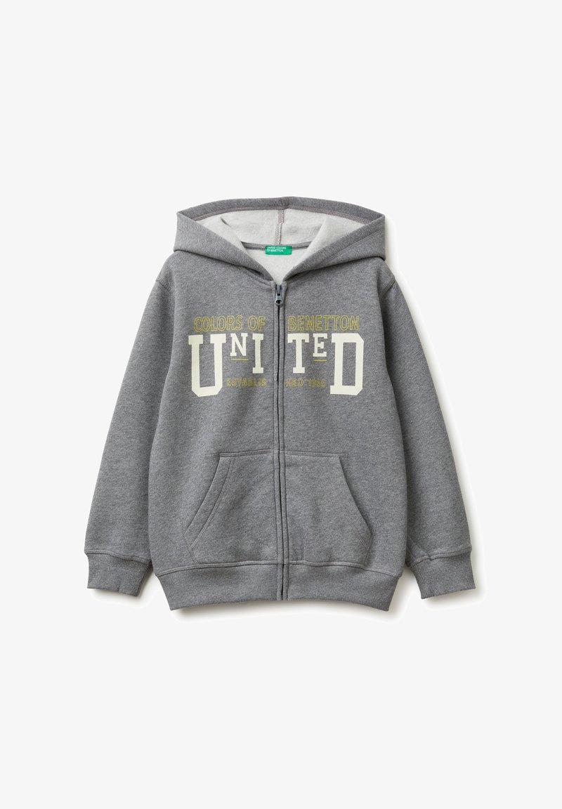 Sudadera gris con cremallera y bolsillo frontal, con el texto destacado "COLORS OF BENETTON UNITED" en amarillo y blanco. Tela suave, diseño con capucha.