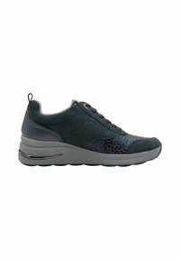 Zapatilla deportiva gris oscuro con cordones, suela gruesa gris clara y textura sutil de estampado animal en el lateral, diseñada para uso casual.