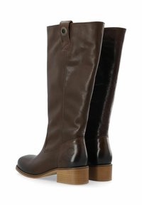 Bordeaux usnjeni škornji do kolen s gladko teksturo, leseno blok peta in zaobljenim nosom. Imajo zanko na hrbtu in kontrastni panel.